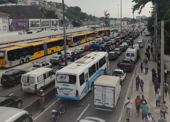 tiroteio-em-operacao-policial-fecha-avenida-brasil-e-deixa-dois-mortos-e-quatro-feridos-no-rio