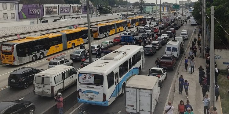 tiroteio-em-operacao-policial-fecha-avenida-brasil-e-deixa-dois-mortos-e-quatro-feridos-no-rio