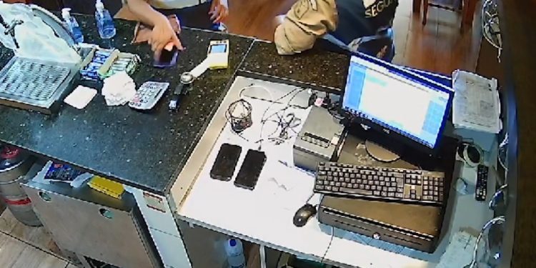 guarda-municipal-e-acusada-de-furto-de-celular-em-restaurante-no-rio-de-janeiro