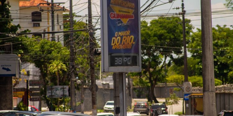 rio-de-janeiro-enfrenta-calor-extremo-e-um-dos-dias-mais-quentes-do-ano-nesta-quinta-feira-(28)