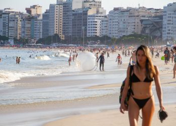 praia-de-copacabana-enfrenta-nova-contaminacao-por-esgoto-apos-chuvas-intensas