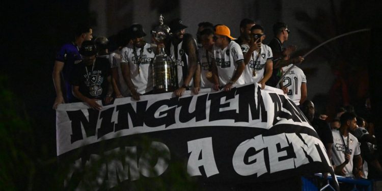 botafogo-comemora-titulo-da-libertadores-com-milhares-de-torcedores-no-rio
