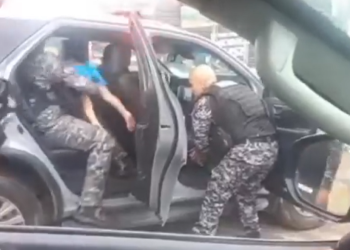 policiais-salvam-menino-de-2-anos-que-engasgou-com-pipoca-no-rio-de-janeiro