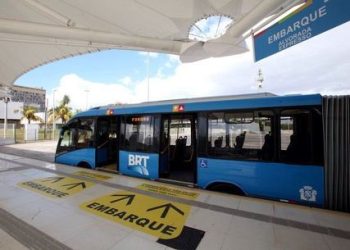 homem-e-detido-apos-agredir-mulher-dentro-de-estacao-do-brt-no-rio