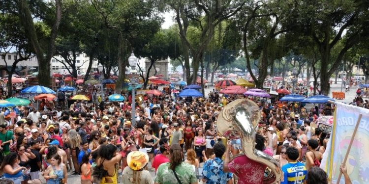 carnaval-nao-oficial-no-rj-reune-multidao
