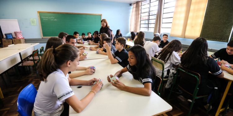 tce-suspende-gestao-privada-de-escolas-do-parana-a-pedido-de-pt-e-app-sindicato