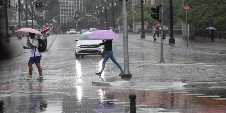 apos-temporais,-enel-sp-religa-400-mil-clientes-que-estavam-sem-luz