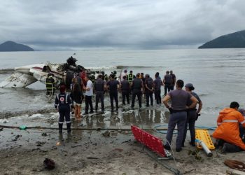 aviao-atravessa-avenida,-explode-em-praia-de-ubatuba-e-deixa-ao-menos-um-morto