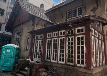 rio-antigo:-rafael-bokor-mostra-demolicao-parcial-da-“casa-da-pedra”