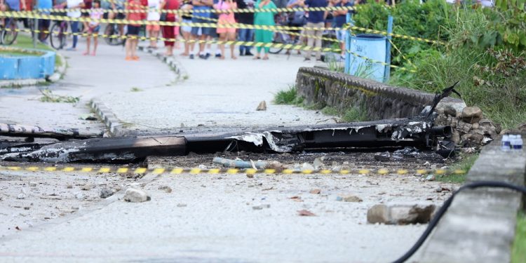 aviao-que-explodiu-em-ubatuba-e-removido-da-praia