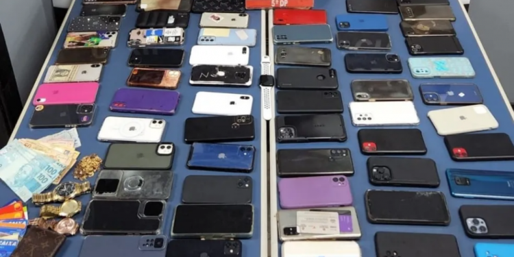 rio-de-janeiro-registra-aumento-de-40%-no-numero-de-roubos-de-celular,-segundo-isp