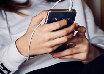 enquete:-qual-sua-opiniao-sobre-a-restricao-ao-uso-de-celulares-nas-escolas?