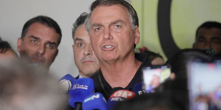 governo-lula-foi-“fraco-e-vacilante”-ao-revogar-ato-do-pix,-diz-bolsonaro