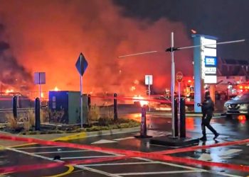aviao-de-pequeno-porte-cai-e-explode-na-filadelfia;-veja-video