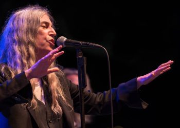 patti-smith-tranquiliza-fas-apos-desmaiar-no-palco:-‘um-pequeno-acidente’