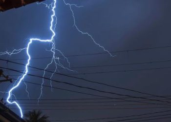 olha-a-chuva!-como-proteger-eletronicos-de-apagoes-e-raios-na-rede-eletrica