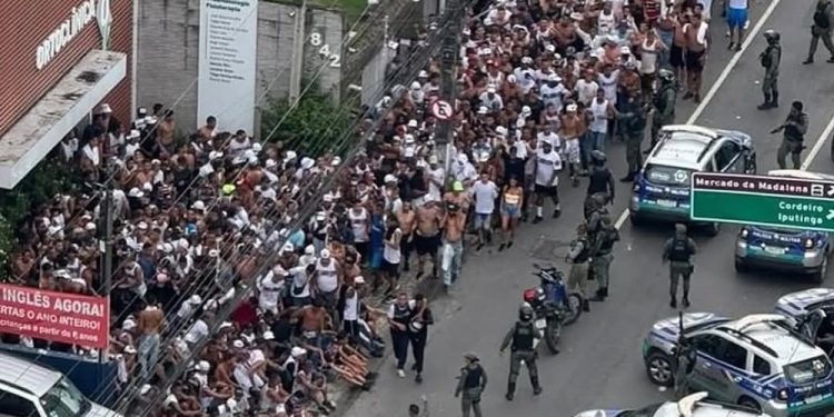 confronto-entre-torcedores-de-santa-cruz-e-sport-tem-cenas-de-guerra-e-termina-com-12-feridos