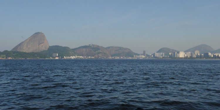 incendio-em-fabrica-de-oleo-causa-vazamento-na-baia-de-guanabara