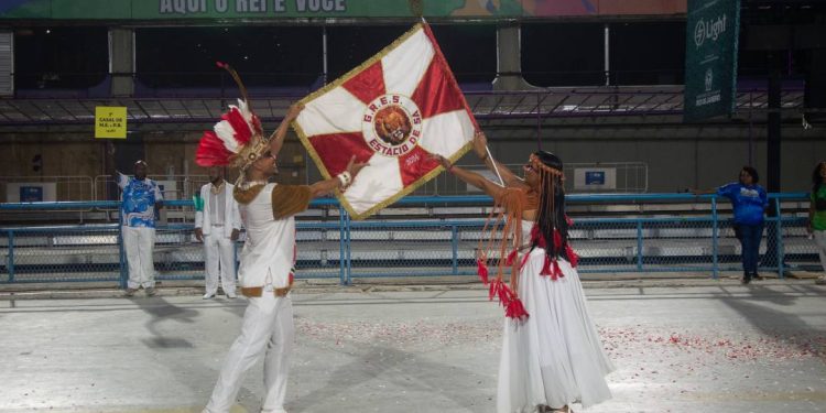estacio-de-sa-e-uniao-de-marica-brilham-em-ensaio-tecnico-na-sapucai