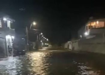 tampa-de-poco-se-rompe-e-inunda-casas-em-seis-ruas-de-nova-iguacu