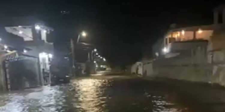 tampa-de-poco-se-rompe-e-inunda-casas-em-seis-ruas-de-nova-iguacu