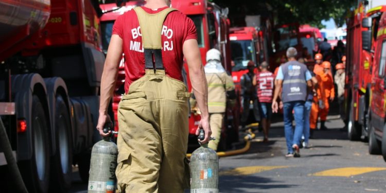 fabrica-de-fantasia-que-pegou-fogo-no-rio-nao-tinha-autorizacao-do-corpo-de-bombeiros