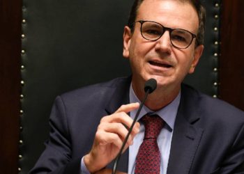 paes-e-nikolas-ferreira-trocam-farpas-nas-redes-apos-dia-de-caos-na-seguranca-do-rio
