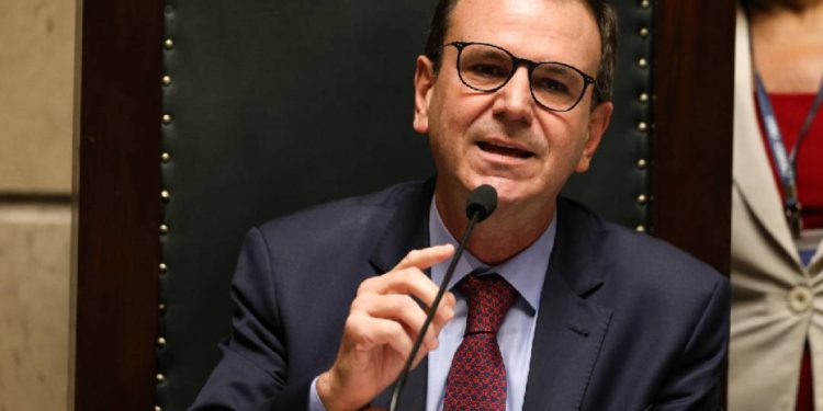 paes-e-nikolas-ferreira-trocam-farpas-nas-redes-apos-dia-de-caos-na-seguranca-do-rio
