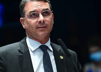 sobrou-ate-para-lady-gaga:-agora-e-vez-de-bate-boca-entre-paes-e-flavio-bolsonaro-nas-redes