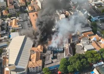 uma-pessoa-morre-apos-incendio-em-fabrica-de-fantasias-no-rj