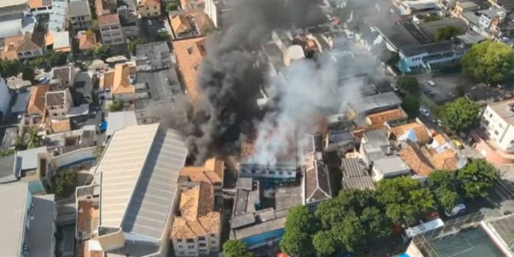 uma-pessoa-morre-apos-incendio-em-fabrica-de-fantasias-no-rj