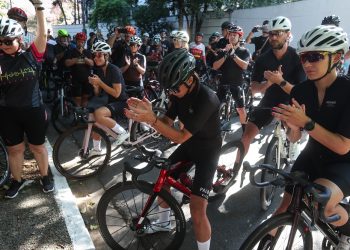 familiares-e-amigos-fazem-ato-por-ciclista-morto-perto-do-parque-do-povo,-em-sp