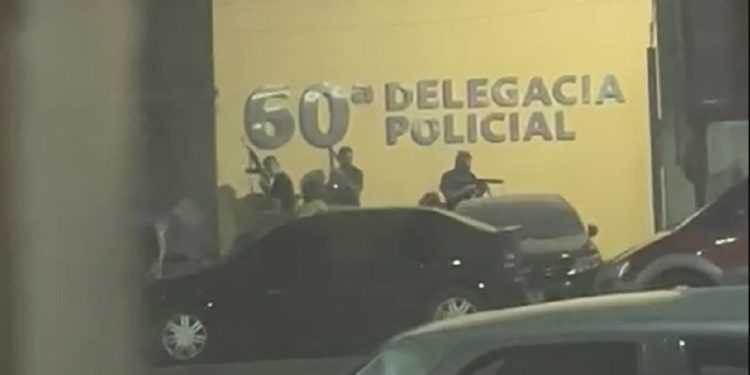 grupo-armado-invade-delegacia-no-rj-para-resgatar-chefe-de-trafico