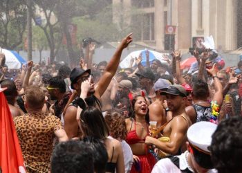 golpe-no-carnaval:-folioes-relatam-furto-de-celular-apos-falsa-briga