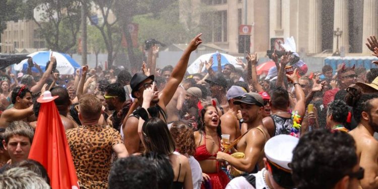 golpe-no-carnaval:-folioes-relatam-furto-de-celular-apos-falsa-briga