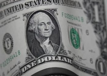 dolar-recua-apos-leilao-do-bc-e-volta-a-ser-negociado-abaixo-de-r$-5,70