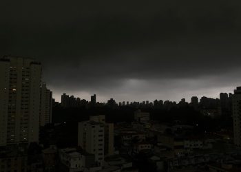 ao-menos-112-mil-imoveis-permanecem-sem-energia-eletrica-apos-chuva-em-sp