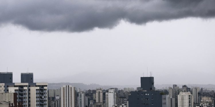 apesar-do-calor,-sao-paulo-tera-fortes-chuvas-a-tarde