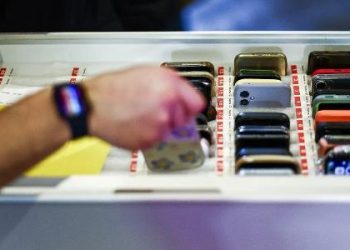 ingresso-esgotado:-jovens-pagam-para-entrar-em-festa-que-proibe-celular