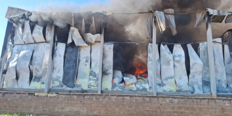 incendio-de-grandes-proporcoes-atinge-fabrica-de-alimentos-no-rio-grande-do-sul