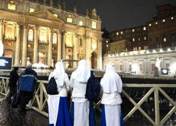 ao-vivo:-fieis-rezam-o-terco-pela-saude-do-papa-francisco-na-praca-sao-pedro