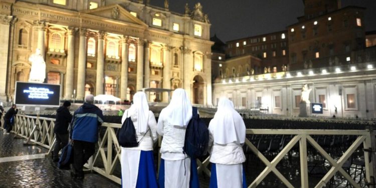 ao-vivo:-fieis-rezam-o-terco-pela-saude-do-papa-francisco-na-praca-sao-pedro