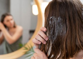 anvisa-suspende-venda-de-47-pomadas-para-cabelo-por-irregularidades