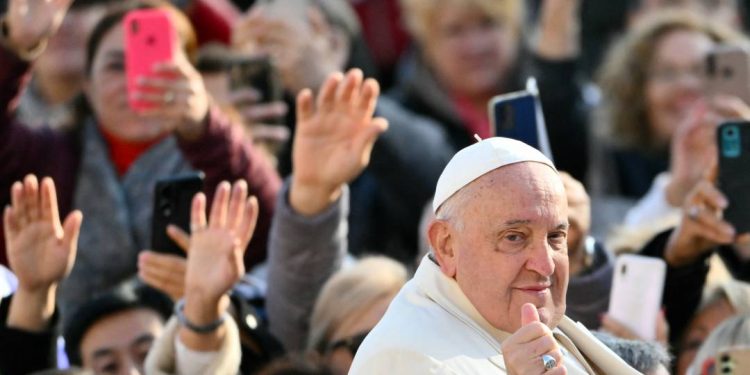 duas-semanas-de-internacao:-quadro-do-papa-francisco-deixa-de-ser-critico