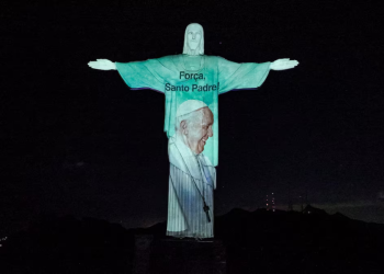 cristo-redentor-recebe-projecao-de-imagens-e-mensagens-de-apoio-ao-papa-francisco