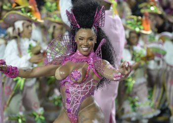 desfile-vibrante:-bateria-da-mangueira-empolga-com-paradinhas,-funk-e-jongo