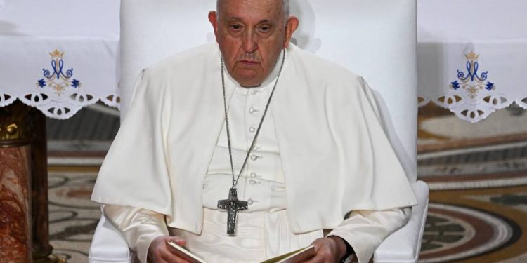 papa-francisco-‘dormiu-a-noite-toda’-apos-crise-respiratoria,-diz-vaticano