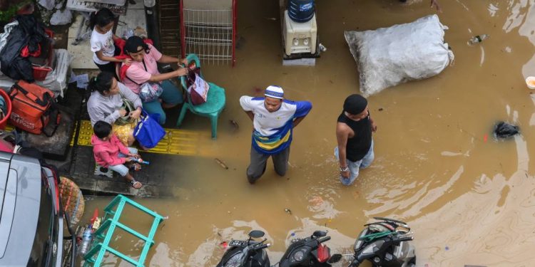 enchentes-na-capital-da-indonesia-deixam-milhares-de-desabrigados