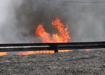 caminhao-tanque-tomba-no-rio-de-janeiro,-pega-fogo-e-fecha-a-rodovia-presidente-dutra