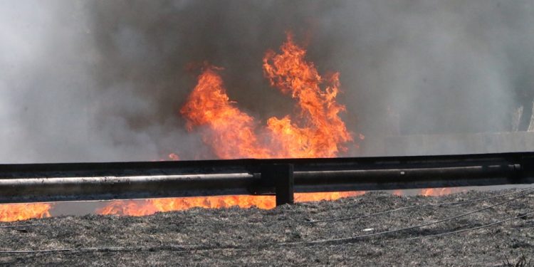 caminhao-tanque-tomba-no-rio-de-janeiro,-pega-fogo-e-fecha-a-rodovia-presidente-dutra